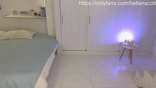 Snapshot of HellennScott chatting on 09/09/25, 12:21 HellennScott online show from 09/09/25, 12:21