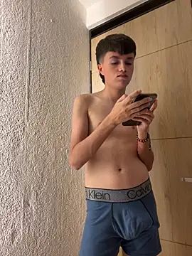 Snapshot of andrew_gara chatting on 09/26/25, 03:43 andrew gara online show from 09/26/25, 03:43