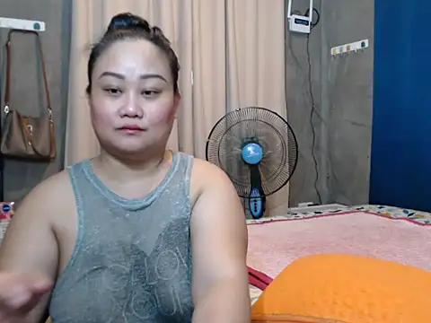 Snapshot of jengrey chatting on 10/22/25, 02:12 jengrey online show from 10/22/25, 02:12