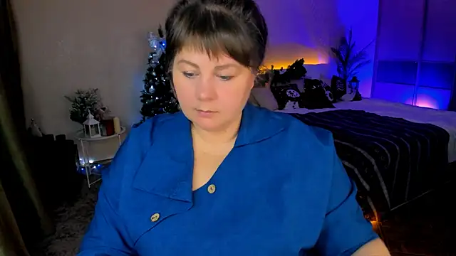 Snapshot of CrystaalStaar chatting on 12/17/25, 12:11 CrystaalStaar online show from 12/17/25, 12:11