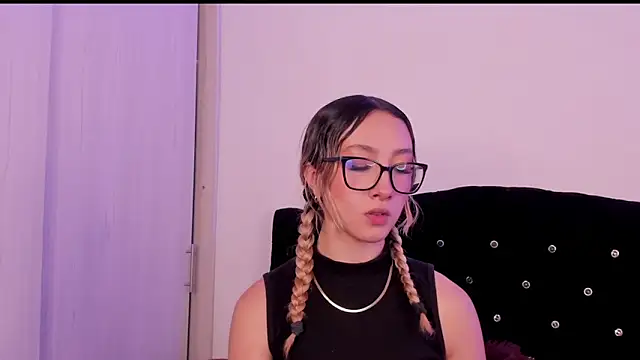 Snapshot of LauMiller chatting on 10/29/25, 10:11 LauMiller online show from 10/29/25, 10:11