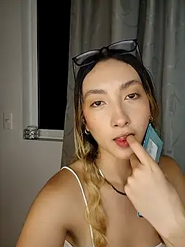 Snapshot of LauMiller chatting on 11/19/25, 11:38 LauMiller online show from 11/19/25, 11:38