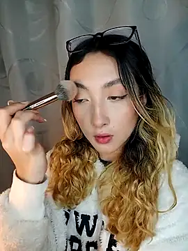 Snapshot of LauMiller chatting on 11/21/25, 12:32 LauMiller online show from 11/21/25, 12:32