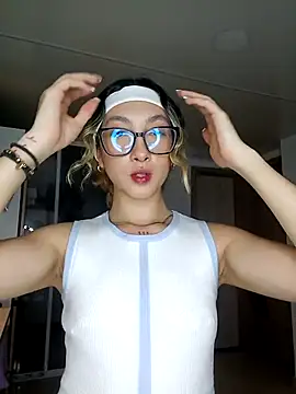 Snapshot of LauMiller chatting on 11/24/25, 07:35 LauMiller online show from 11/24/25, 07:35