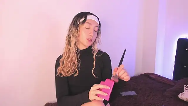 Snapshot of LauMiller chatting on 11/29/25, 12:02 LauMiller online show from 11/29/25, 12:02