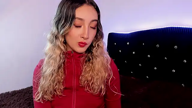 Snapshot of LauMiller chatting on 12/14/25, 12:38 LauMiller online show from 12/14/25, 12:38