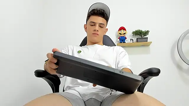 Snapshot of Mikecooper chatting on 09/24/25, 02:04 Mikecooper online show from 09/24/25, 02:04