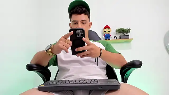 Snapshot of Mikecooper chatting on 10/24/25, 04:53 Mikecooper online show from 10/24/25, 04:53