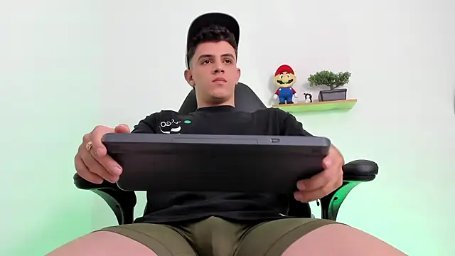 Snapshot of Mikecooper chatting on 11/06/25, 02:01 Mikecooper online show from 11/06/25, 02:01