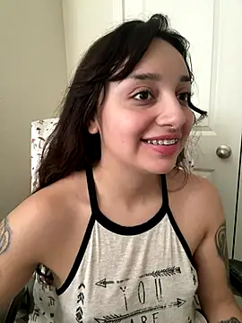 Snapshot of CharmingMaddie chatting on 12/20/25, 06:26 CharmingMaddie online show from 12/20/25, 06:26