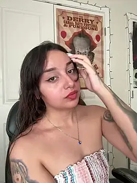 Snapshot of CharmingMaddie chatting on 01/13/26, 04:56 CharmingMaddie online show from 01/13/26, 04:56