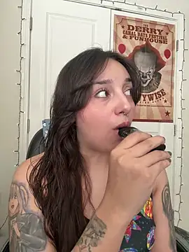 Snapshot of CharmingMaddie chatting on 03/18/26, 06:11 CharmingMaddie online show from 03/18/26, 06:11