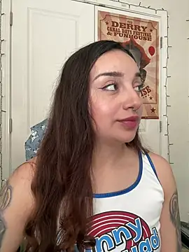 Snapshot of CharmingMaddie chatting on 04/17/26, 03:15 CharmingMaddie online show from 04/17/26, 03:15