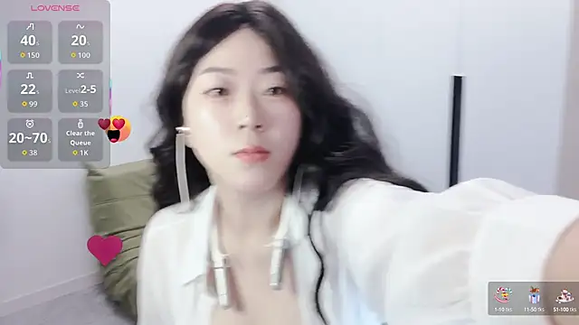 Snapshot of Emmaq996 chatting on 10/13/25, 07:41 Emmaq996 online show from 10/13/25, 07:41