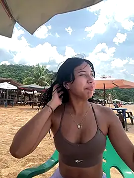 Snapshot of lynn9000 chatting on 09/18/25, 04:42 lynn9000 online show from 09/18/25, 04:42