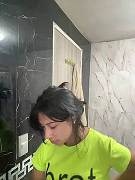 Snapshot of lynn9000 chatting on 09/27/25, 05:45 lynn9000 online show from 09/27/25, 05:45