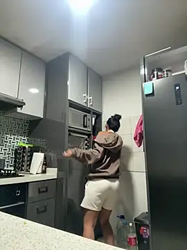 Snapshot of lynn9000 chatting on 09/29/25, 04:39 lynn9000 online show from 09/29/25, 04:39