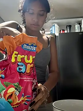 Snapshot of lynn9000 chatting on 10/17/25, 06:05 lynn9000 online show from 10/17/25, 06:05