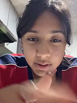 Snapshot of lynn9000 chatting on 10/27/25, 03:32 lynn9000 online show from 10/27/25, 03:32