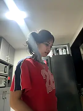 Snapshot of lynn9000 chatting on 10/29/25, 03:20 lynn9000 online show from 10/29/25, 03:20