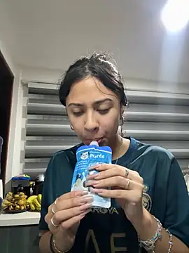 Snapshot of lynn9000 chatting on 11/19/25, 04:56 lynn9000 online show from 11/19/25, 04:56