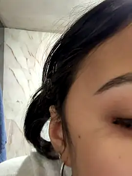 Snapshot of lynn9000 chatting on 11/22/25, 01:04 lynn9000 online show from 11/22/25, 01:04