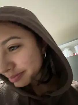 Snapshot of lynn9000 chatting on 11/23/25, 03:17 lynn9000 online show from 11/23/25, 03:17