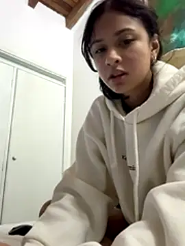 Snapshot of lynn9000 chatting on 11/27/25, 04:03 lynn9000 online show from 11/27/25, 04:03