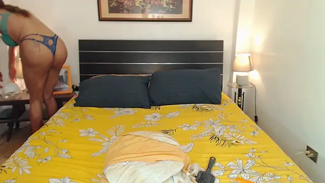 Snapshot of xLiberatedAnna chatting on 10/13/25, 01:27 xLiberatedAnna online show from 10/13/25, 01:27