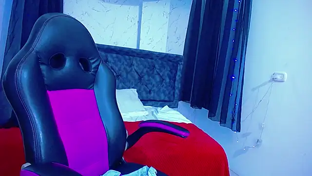 Snapshot of mia__thomson_ chatting on 11/15/25, 12:02 mia thomson online show from 11/15/25, 12:02