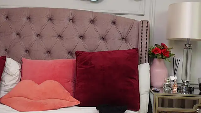 JenniferLovve online show from 12/14/25, 09:36