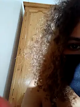 Snapshot of ghadiraa chatting on 10/09/25, 01:14 ghadiraa online show from 10/09/25, 01:14