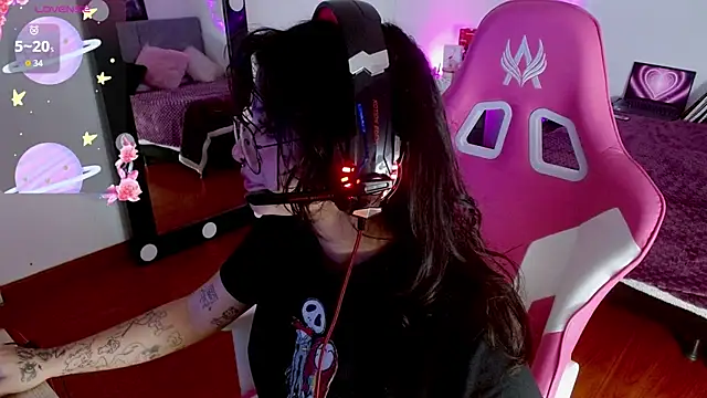 larah uwu online show from 09/15/25, 08:20