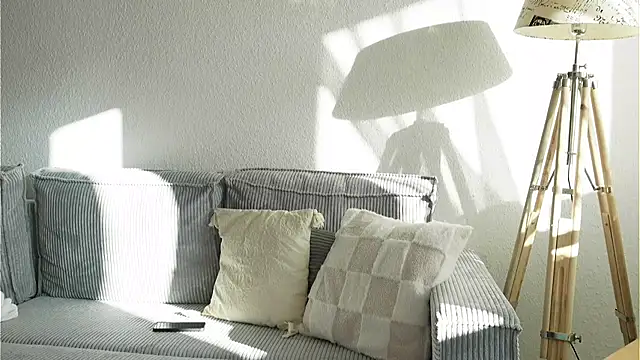 Snapshot of LucyxLou chatting on 12/01/25, 12:10 LucyxLou online show from 12/01/25, 12:10