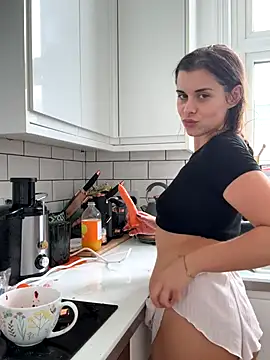 Snapshot of AlitaNova chatting on 09/26/25, 10:52 AlitaNova online show from 09/26/25, 10:52