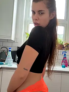 Snapshot of AlitaNova chatting on 10/03/25, 11:07 AlitaNova online show from 10/03/25, 11:07