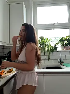 Snapshot of AlitaNova chatting on 10/07/25, 10:56 AlitaNova online show from 10/07/25, 10:56