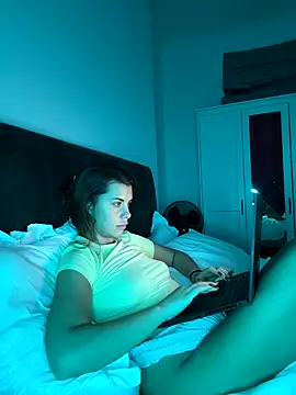 Snapshot of AlitaNova chatting on 10/15/25, 10:59 AlitaNova online show from 10/15/25, 10:59