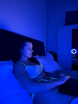 Snapshot of AlitaNova chatting on 10/16/25, 01:56 AlitaNova online show from 10/16/25, 01:56