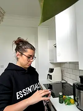 Snapshot of AlitaNova chatting on 10/25/25, 10:56 AlitaNova online show from 10/25/25, 10:56