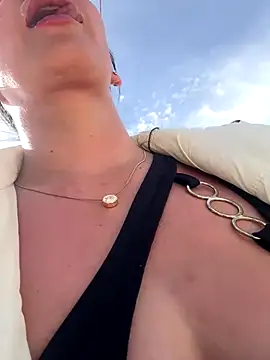 Snapshot of Ninabigtitied chatting on 09/27/25, 10:53 Ninabigtitied online show from 09/27/25, 10:53