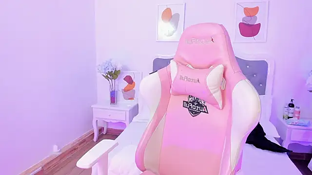 Snapshot of Shaleena_ chatting on 10/25/25, 08:25 Shaleena  online show from 10/25/25, 08:25