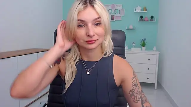 Snapshot of LilFleurish chatting on 10/16/25, 04:24 LilFleurish online show from 10/16/25, 04:24