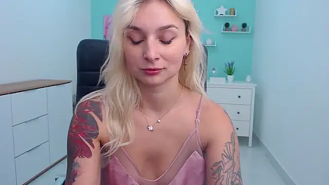 Snapshot of LilFleurish chatting on 10/21/25, 04:24 LilFleurish online show from 10/21/25, 04:24