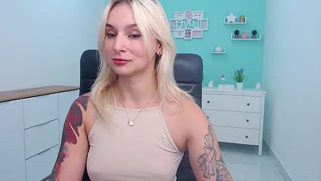 Snapshot of LilFleurish chatting on 10/23/25, 04:23 LilFleurish online show from 10/23/25, 04:23