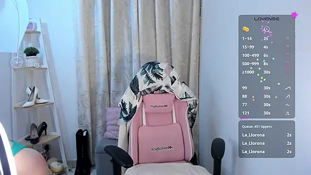 Snapshot of sarah_saenz_ chatting on 11/15/25, 03:52 sarah saenz online show from 11/15/25, 03:52