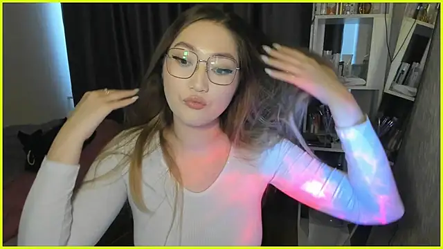 Snapshot of lyra_x chatting on 10/27/25, 05:00 lyra x online show from 10/27/25, 05:00