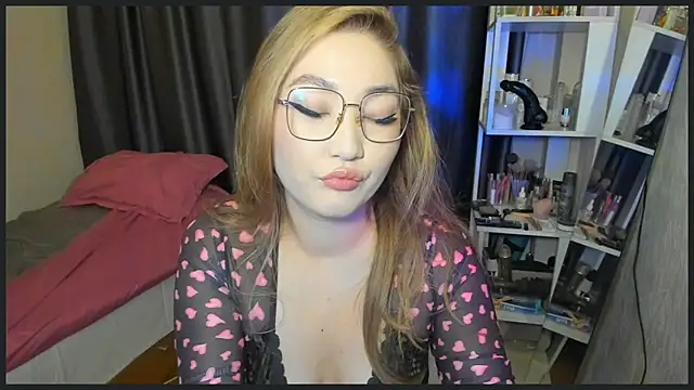 Snapshot of lyra_x chatting on 11/24/25, 10:31 lyra x online show from 11/24/25, 10:31