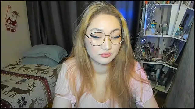 Snapshot of lyra_x chatting on 12/17/25, 01:44 lyra x online show from 12/17/25, 01:44