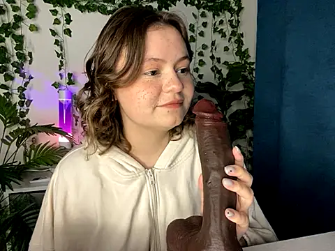 Snapshot of MoonIvy_ chatting on 11/21/25, 06:17 MoonIvy online show from 11/21/25, 06:17